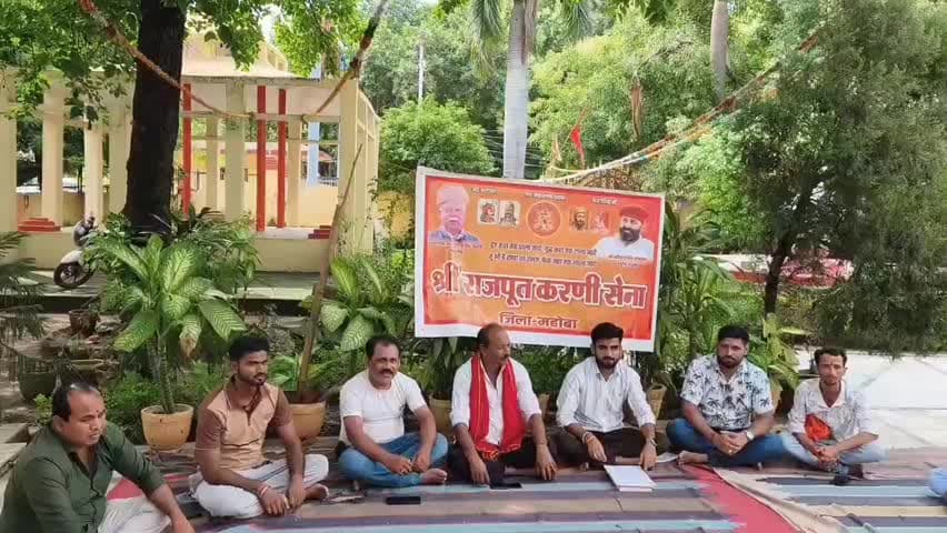 महोबा: महोबा के नवीन गल्ला मंडी स्थित लक्ष्मी नारायण मंदिर परिसर में करणी सेना की बैठक में संगठन विस्तार पर चर्चा