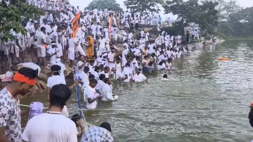 रॉबर्ट्सगंज: व्यवस्थाओं से खुश, लेकिन खराब सड़कों से नाराज दिखे कांवड़िए, विजयगढ़ से रवाना हुआ डाक बम जत्था