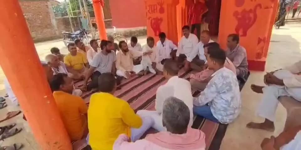 डंडई: 300 छात्र नामांकित, फिर भी स्कूल में सन्नाटा; ग्रामीणों ने उठाए सवाल-लोगों में गुस्सा ।