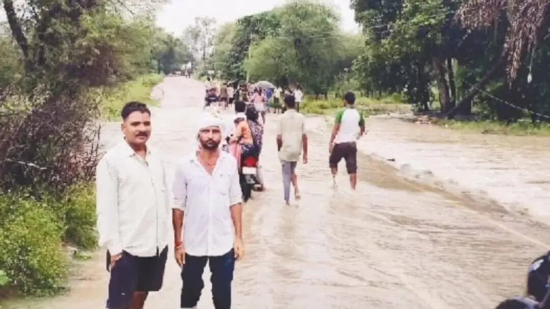 निवाड़ी: ज्यौरामौरा पुलिया पर दो फीट पानी, जान जोखिम में डालकर गुजर रहे वाहन