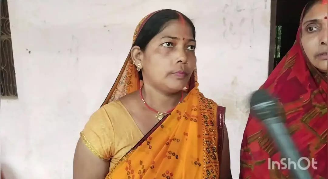घोरावल: सोनभद्र पुलिस ने महिला कांवड़ियों की मदद की, रास्ते में छूटे जल को 5 KM दूर पहुंचाया