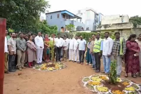 ఇబ్రహీంపట్నం: మియాపూర్ డివిజన్లో వనమహోత్సవంలో పాల్గొని మొక్కలు నాటిన ఎమ్మెల్యే ఆరికెపూడి గాంధీ