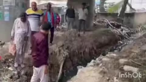 बारां: खजूरपुरा तिराहे के पास 15 दिनों से अधूरा नाला, लोगों के निकलने के लिए एक पत्थर पर निर्भरता