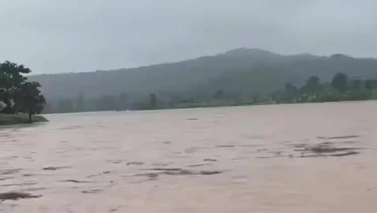 गढ़वा: कनहर नदी के एनीकट में बहा युवक, 500 मीटर तक दिखने के बाद पानी में डूबा
