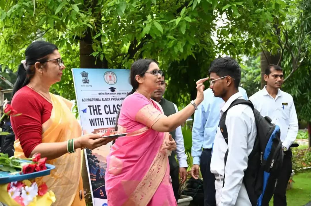 ✨ VISIONARY FIFTEEN | सपनों से नेतृत्व की ओर ✨
आकांक्षी विकासखंड कार्यक्रम के अंतर्गत कलेक्टर निवास में ‘कलेक्टर्स-15’ का दूसरा सत्र Visionary Fifteen बच्चों के सपनों, विचारों और रचनात्मकता के नाम रहा। 🌱
झूला, वॉलीबाल और शतरंज से लेकर योग, कविता, पेंटिंग और बांस की कला तक—हर बच्चे ने अपनी प्रतिभा की एक अलग झलक दिखाई। 🌸♟️🎨
बच्चों ने शिक्षा, स्वास्थ्य, खेती और अपने गाँव-समाज को बेहतर बनाने के सुझाव भी खुलकर साझा किए।
बच्चों से कहा—
“उठो, पढ़ो और बढ़ो। सपने बड़े हों, तो मेहनत भी बड़ी हो।” ❤️
हर बच्चे में एक सपना है, और हर सपने में एक बेहतर कोरिया की संभावना।
#VisionaryFifteen #Collectors15 #DreamBig #FutureLeaders #ChildrensCreativity