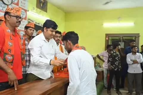 ଝାରସୁଗୁଡା: ଅନ୍ୟ ଦଳ ଛାଡ଼ି ବିଜେପିରେ ଯୋଗଦେଲେ ପତ୍ରାପାଲିର ଯୁବ କାର୍ଯ୍ୟକର୍ତ୍ତା
