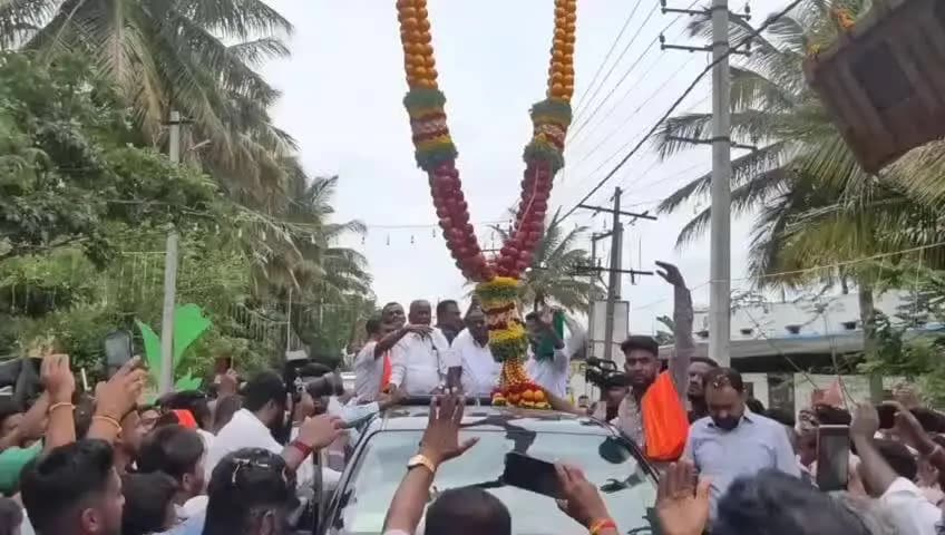 ಮದ್ದೂರು: ಕುರುಬರದೊಡ್ಡಿಯಲ್ಲಿ ಅಭಯ ಆಂಜನೇಯ ಸ್ವಾಮಿ ದೇವಸ್ಥಾನ ಲೋಕಾರ್ಪಣೆಗೊಳಿಸಿದ ಕೇಂದ್ರ ಸಚಿವ ಎಚ್ ಡಿ ಕುಮಾರಸ್ವಾಮಿ, ಅದ್ದೂರಿ ಮೆರವಣಿಗೆ