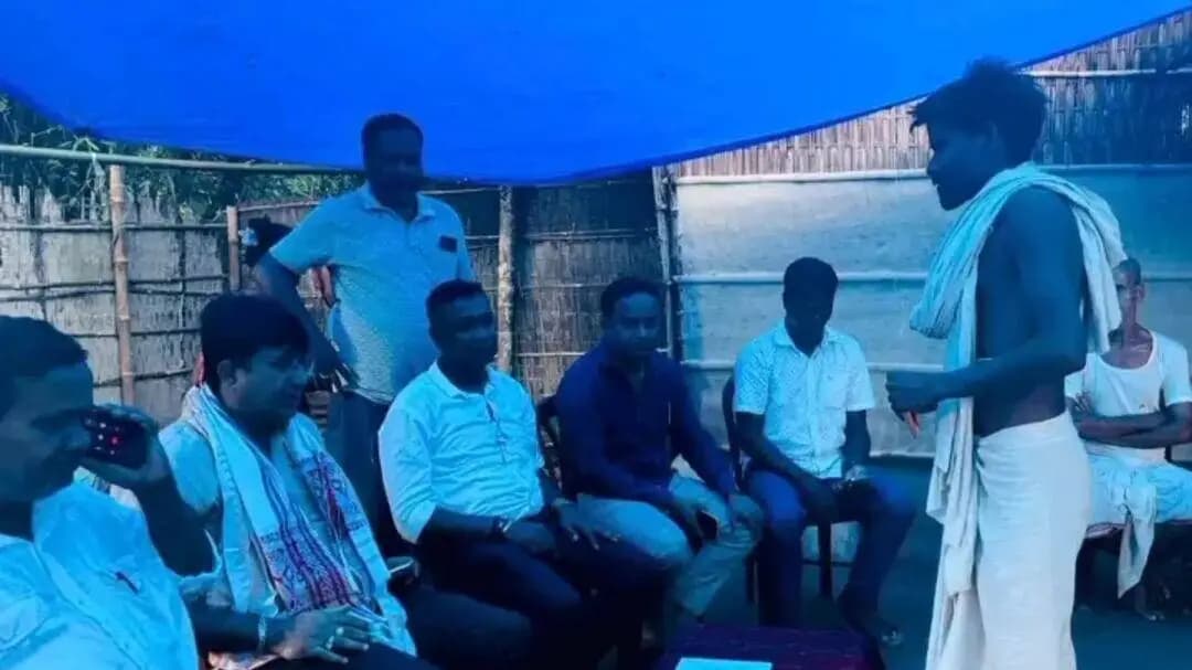 তেজপুৰ: ঠেলামৰা কোচ গাঁৱৰ বাসিন্দা নগেন্দ্ৰ দাস মৃত্যুৰ খবৰ পাই তেখেতৰ বাসগৃহ ত উপস্থিত হ’ল বিধায়ক ঋতু বৰণ শৰ্মা