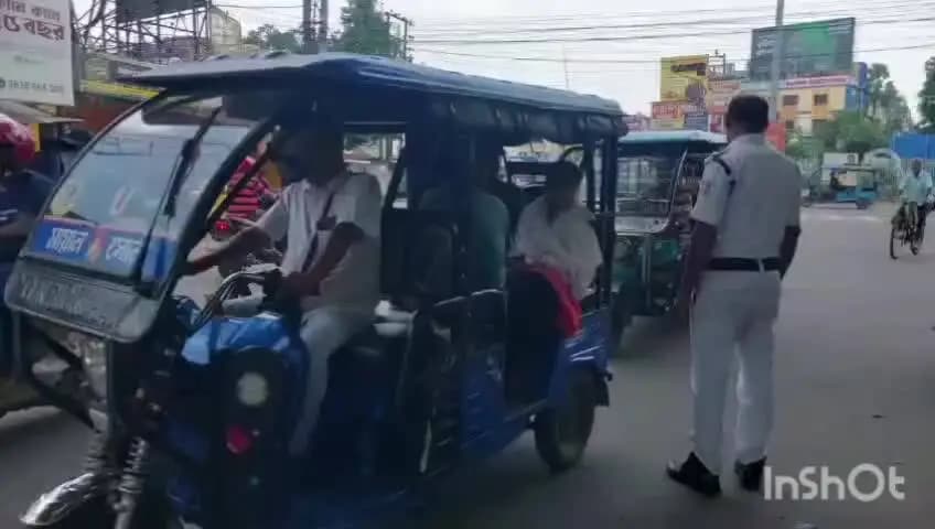 চুঁচুড়া-মগরা: কোর্টের নির্দেশকে কার্যকার করতে পথে নামল ট্রাফিক পুলিশ এমনই ছবি চুঁচুড়ায়