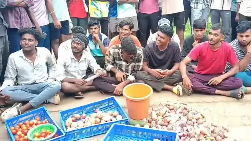 ಧಾರವಾಡ: ಧಾರವಾಡ ಸಪ್ತಾಪುರದ ಬಳಿಯಿರುವ ಪರಿಶಿಷ್ಟ ಪಂಗಡದ ಬಾಲಕರ ವಿದ್ಯಾರ್ಥಿ ವಸತಿ ನಿಲಯದ ಅವ್ಯವಸ್ಥೆ ವಿರುದ್ಧ ವಿದ್ಯಾರ್ಥಿಗಳ ಪ್ರತಿಭಟನೆ