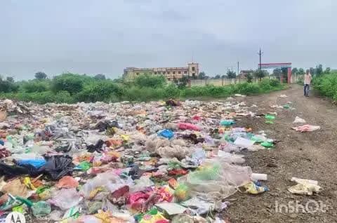 कन्नौद: कन्नौद मे आईटीआई के सामने कचरे का ढेर, बदबू से विद्यार्थी परेशान,ट्रेचिंग ग्राउंड के पास से गुजरते हैं विद्यार्थी,
