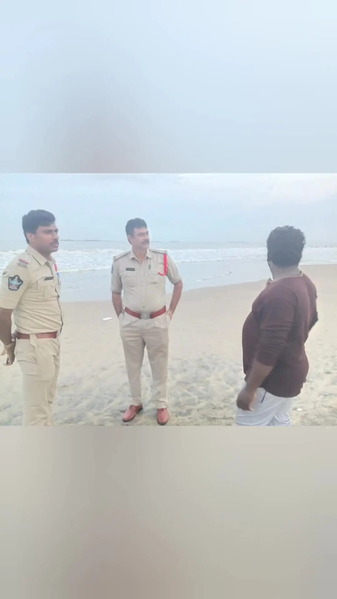 కాకినాడ రూరల్: కాకినాడ ఎన్టీఆర్ బీచ్ లో ఇద్దరు యువకులు గల్లంతు