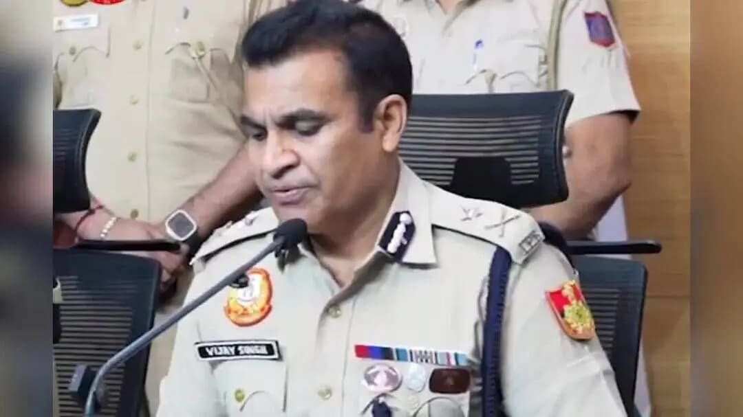 रोहिणी पुलिस ने 'ऑपरेशन छापामारी चक्रव्यूह' के तहत 10 बदमाशों को दबोचा, नशा और असलहा बरामद