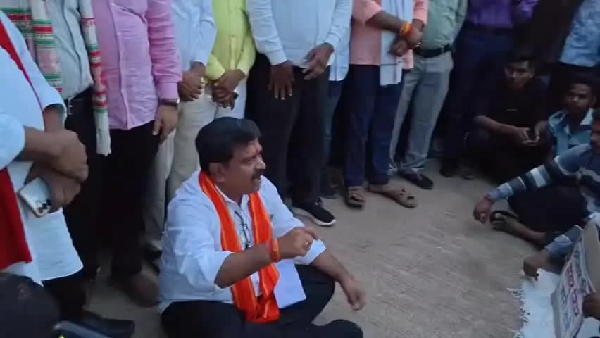 कवर्धा: पुलिस भर्ती की दूसरी सूची जारी करने की मांग को लेकर डिप्टी सीएम विजय शर्मा ने प्रदर्शनकारी अभ्यर्थियों से की बातचीत