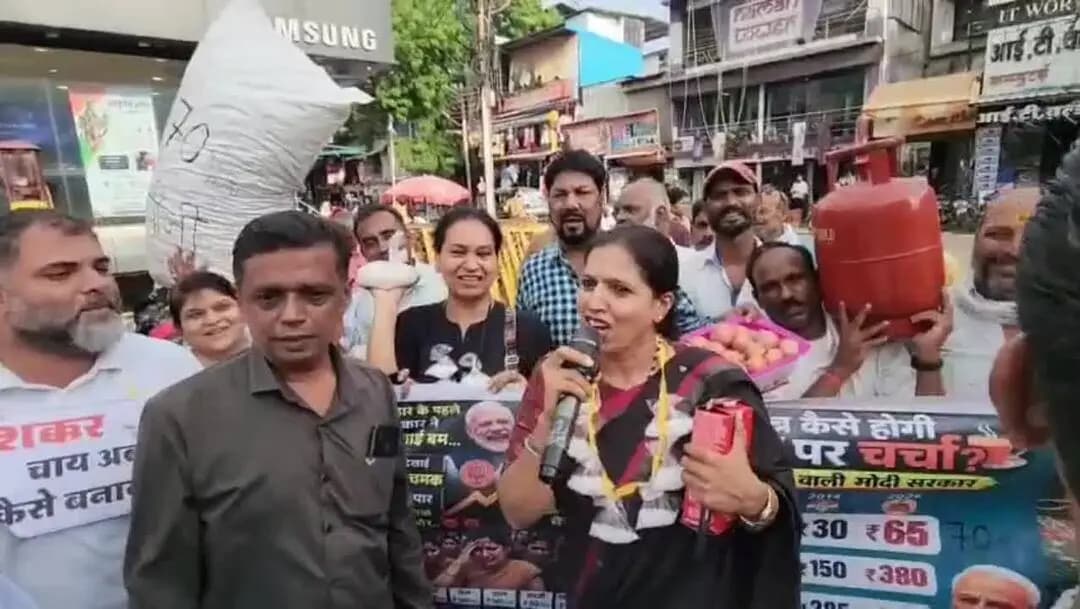 खंडवा नगर: महंगाई के खिलाफ कांग्रेस का अनोखा प्रदर्शन: कार्यकर्ता ने मोदी का मुखौटा पहन ठेले पर चाय की केतली के साथ लगाए नारे