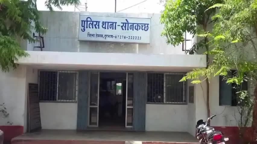 सोनकच्छ: सोनकच्छ पुलिस ने ग्रामीण क्षेत्र में पहुंचकर लगाए सीसीटीवी कैमरे कैमरे लगाकर पुलिस को सहयोग करने वाले लोगों का किया