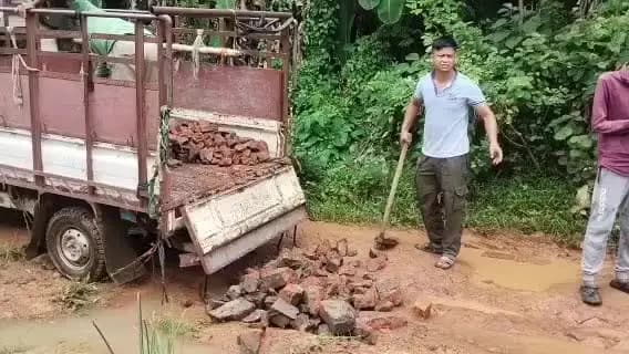 মোহনপুর: পূর্ব বামুটিয়া গ্রাম পঞ্চায়েতের ২ নং ওয়ার্ডের বেহাল রাস্তা মেরামতিতে হাত লাগল গ্রামবাসী