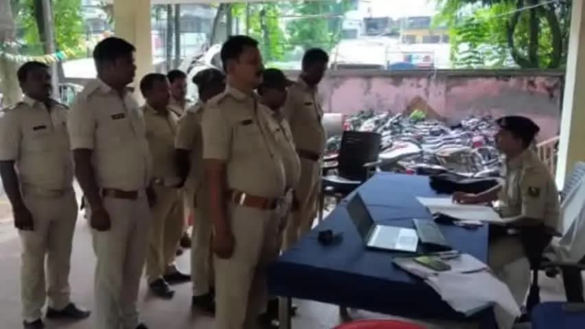 बिहारीगंज: बिहारीगंज थाना में चौकीदार परेड आयोजित, अपराध पर नजर रखने के निर्देश