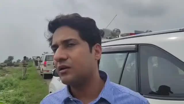 शिविर में समस्याओं का निराकरण कर योजनाओं का लाभ दिलाया जा रहा
कलेक्टर श्री मृणाल मीना ने ग्रामीणों द्वारा बताए गए विरोध के बिंदुओं पर भी चर्चा की। इस दौरान रिकॉर्ड से संबंधित समस्याएं सामने आईं, जिनका निराकरण करने के निर्देश दिए गए। प्रभावित परिवारों को विभिन्न शासकीय योजनाओं का लाभ दिलाने के लिए भी शिविरों के माध्यम से लगातार कार्यवाही की जा रही है। प्रशासन का उद्देश्य प्रभावित परिवारों का पुनर्वास सुनिश्चित करते हुए उन्हें आवश्यक मूलभूत सुविधाएं उपलब्ध कराना है।