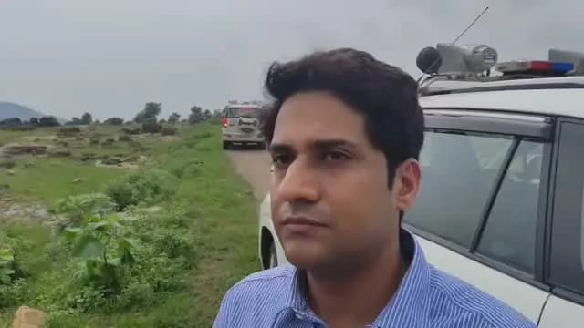 गांव के रूप में एक साथ बसाहट होने पर बिजली, सड़के, हैंडपम्प आदि की स्थाई व्यवस्था की जाएगी
---------
राष्ट्रीय महत्व की केन-बेतवा लिंक परियोजना से प्रभावित एवं पुनर्वासित परिवारों की स्थिति का कलेक्टर श्री मृणाल मीना ने डूब क्षेत्र वाले ग्राम घुंघरी, भौरखुआँ में जल चौपाल लगाकर जमीन पर बैठकर एक एक प्रभावितों की समस्याओं को सुना। उन्होंने पुनर्वासित ग्रामों में अन्य स्थानों पर मकान निर्माण कर रहे परिवारों तथा अभी तक शिफ्ट नहीं हुए प्रभावित परिवारों की वस्तुस्थिति देखी और ग्रामीणों से संवाद कर उनकी समस्याएं सुनीं। इस दौरान एसपी श्री रजत सकलेचा, एसडीएम श्री विजय द्विवेदी सहित संबधित अधिकारी उपस्थित रहे।
कलेक्टर ने बताया कि परियोजना से प्रभावित लगभग 98 प्रतिशत पात्र परिवारों को मुआवजा एवं पुनर्वास पैकेज की राशि मिल चुकी है। शेष प्रकरणों में कुछ मामलों में उम्र निर्धारण तथा कुछ में बैंक खातों से संबंधित समस्याएं हैं। इनके निराकरण के