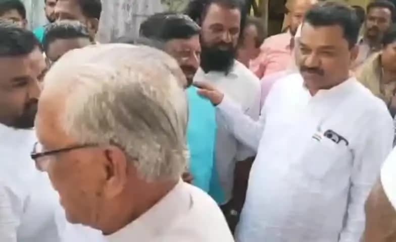 ಹುಬ್ಬಳ್ಳಿ ನಗರ: ನಗರದ ಭವಾನಿಶಂಕರ ದೇವಸ್ಥಾನದ ಪುಷ್ಕರಣಿ ಸ್ಥಳಕ್ಕೆ ಶಾಸಕ ಪ್ರಸಾದ ಅಬ್ಬಯ್ಯ ಭೇಟಿ ನೀಡಿ ಬಿಜೆಪಿ ವಿರುದ್ಧ ವಾಗ್ದಾಳಿ