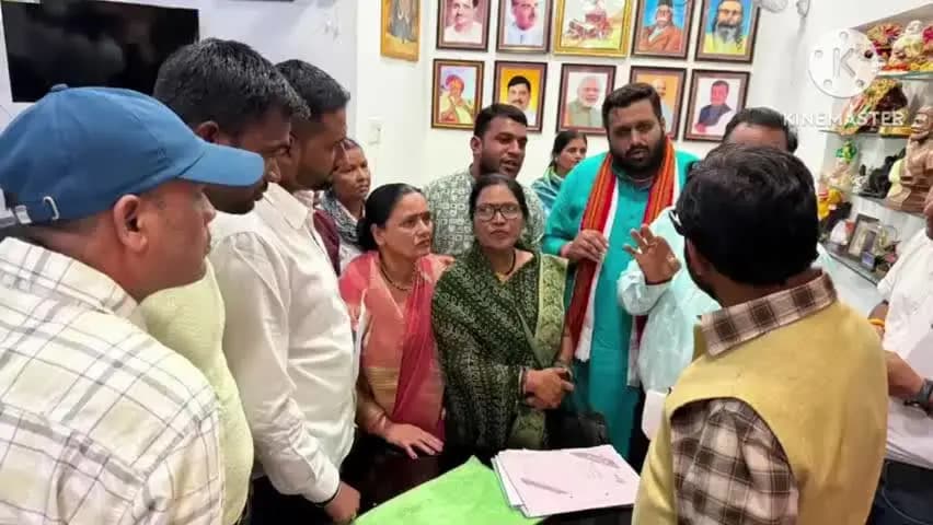 छिंदवाड़ा: सांसद विवेक बंटी साहू ने अपने कार्यालय में लोगों की समस्याएं सुनीं, निराकरण के लिए दिए आवश्यक दिशा-निर्देश