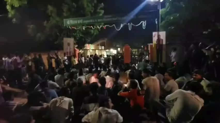 पंडरिया: पुलिस अभ्यर्थियों ने कवर्धा में गृहमंत्री के कार्यालय का घेराव किया, सेकंड वेटिंग लिस्ट जारी करने की मांग पर अड़े