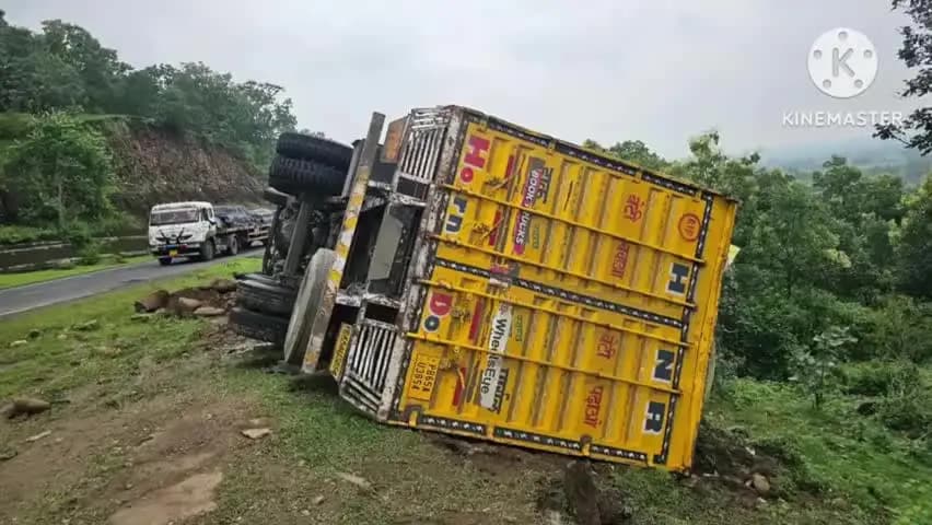 हर्रई: अमरवाड़ा हरई मार्ग पर अनियंत्रित होकर पलटा ट्रक, ड्राइवर-कंडक्टर घायल, अस्पताल में भर्ती
