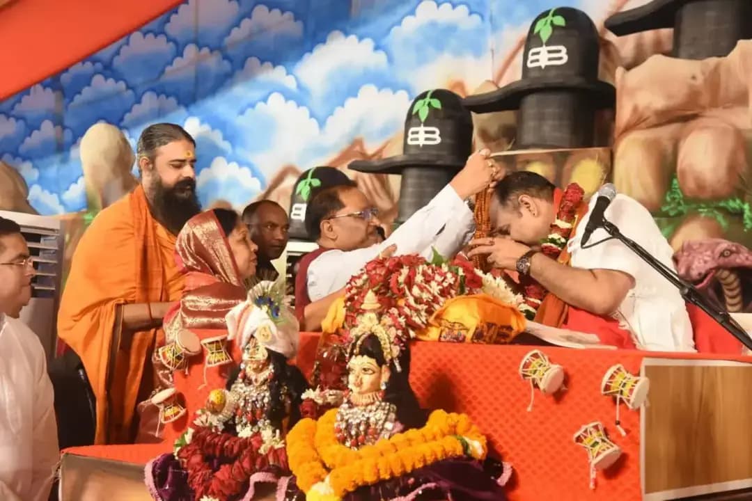 🔱 छत्तीसगढ़ में भगवान महादेव की कृपा से खुशहाली और समृद्धि है – मुख्यमंत्री श्री विष्णु देव साय
भिलाई के जयंती स्टेडियम के समीप आयोजित शिव महापुराण कथा के अंतिम दिवस मुख्यमंत्री श्री विष्णु देव साय ने सपत्नीक कथा श्रवण कर व्यास पीठ की पूजा-अर्चना की और प्रदेशवासियों की सुख-समृद्धि एवं खुशहाली की कामना की।
मुख्यमंत्री ने कथा वाचक पंडित प्रदीप मिश्रा जी का स्वागत करते हुए आयोजन समिति को सफल आयोजन के लिए बधाई एवं शुभकामनाएं दीं।
इस अवसर पर वैशाली नगर विधायक श्री रिकेश सेन, संभाग आयुक्त श्री सत्यनारायण राठौर, आईजी श्री अभिषेक शांडिल्य, कलेक्टर श्री अभिजीत सिंह, वरिष्ठ पुलिस अधीक्षक श्री विजय अग्रवाल, आयोजन समिति के श्री दया सिंह सहित बड़ी संख्या में शिवभक्त एवं अधिकारीगण उपस्थित रहे।
🔱 हर-हर महादेव!
#शिवमहापुराण #भिलाई #मुख्यमंत्री #विष्णुदेवसाय #महादेव शिवभक्ति दुर्ग छत्तीसगढ़