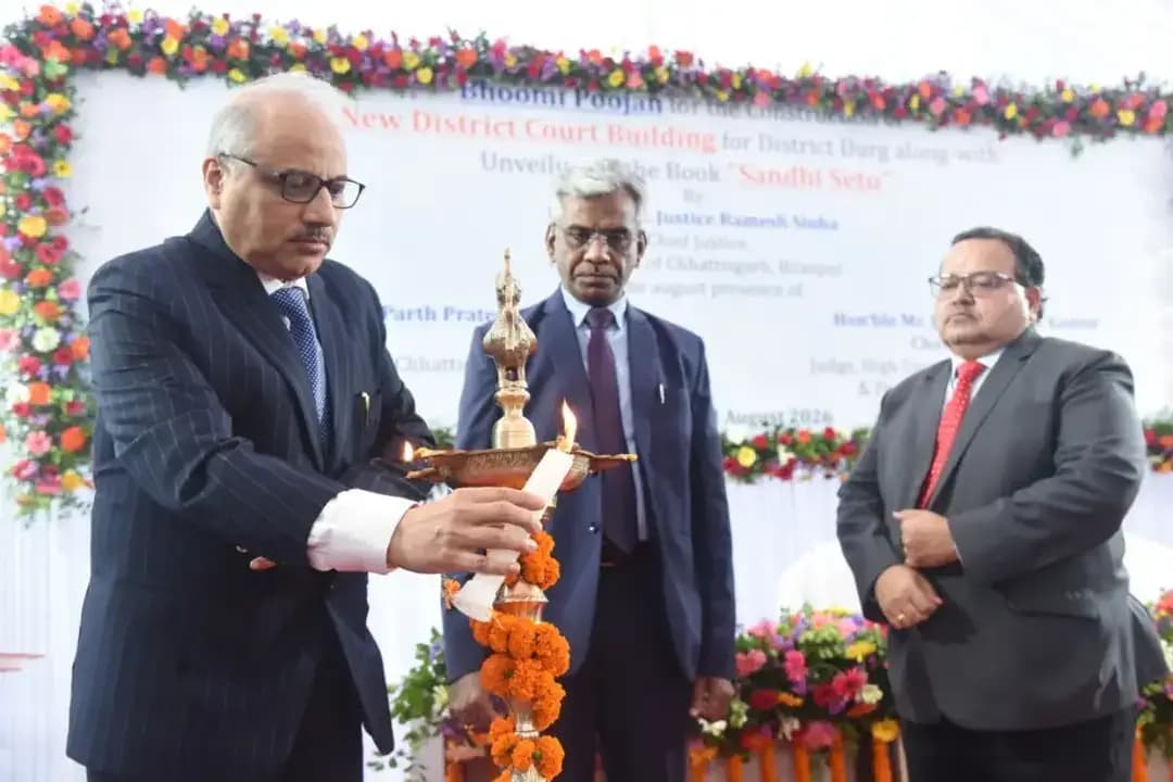 दुर्ग में नवीन न्यायालय भवन का भूमिपूजन
माननीय छत्तीसगढ़ उच्च न्यायालय के मुख्य न्यायाधिपति श्री रमेश सिन्हा के कर-कमलों से नवीन प्रधान जिला एवं सत्र न्यायालय भवन, दुर्ग के निर्माण हेतु भूमिपूजन संपन्न हुआ।
इस अवसर पर माननीय न्यायाधिपति श्री पी.पी. साहू, श्री नरेश कुमार चंद्रवंशी, श्री रवीन्द्र कुमार अग्रवाल, श्री विभु दत्त गुरु एवं श्री अमितेंद्र किशोर प्रसाद की गरिमामयी उपस्थिति रही।
कार्यक्रम में न्यायिक अधोसंरचना के सुदृढ़ीकरण के साथ डिजिटल न्यायिक पहलों एवं सामुदायिक मध्यस्थता को भी नया आयाम मिला।
#दुर्ग #न्यायालय #न्यायिकअधोसंरचना #डिजिटलन्याय #छत्तीसगढ़