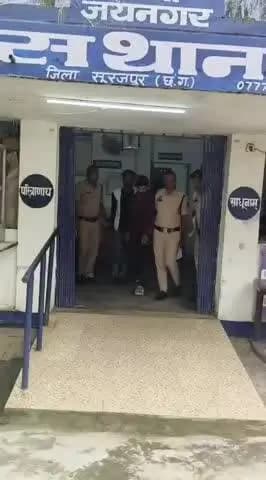 भैयाथान: सूरजपुर में चोरी का मोबाइल खरीदने और लॉक तोड़ने के आरोप में दो व्यक्ति गिरफ्तार
