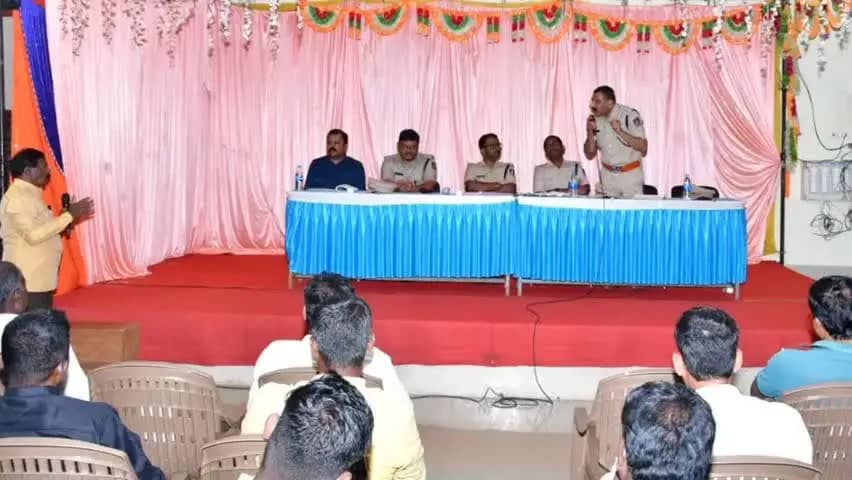 ಧಾರವಾಡ: ಧಾರವಾಡ ಪೊಲೀಸ್ ಹೆಡ್ಕ್ವಾಟರ್ಸ್ನ ಧಾರವಾಡ ಜಿಲ್ಲಾಮಟ್ಟದ ಪರಿಶಿಷ್ಟ ಜಾತಿ ಮತ್ತು ಪರಿಶಿಷ್ಟ ಪಂಗಡದ ಮುಖಂಡರ ಕುಂದು ಕೊರತೆ ಸಭೆ