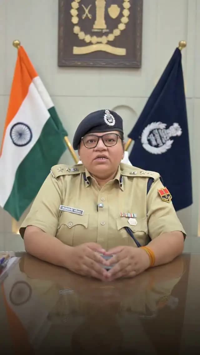 📱 राजकोप सिटीजन ऐप — आपकी सुरक्षा, आपकी सुविधा, आपकी भागीदारी
पुलिस अधीक्षक, कोटा शहर द्वारा आमजन को राजकोप सिटीजन ऐप की उपयोगिता एवं विभिन्न सुविधाओं की जानकारी प्रदान करते हुए नागरिकों से अपील की गई कि वे ऐप का अधिक से अधिक उपयोग कर पुलिस सेवाओं का लाभ उठाएं।
राजकोप सिटीजन ऐप के माध्यम से नागरिक विभिन्न पुलिस सेवाओं का लाभ घर बैठे प्राप्त कर सकते हैं तथा आवश्यकता पड़ने पर पुलिस से त्वरित संपर्क स्थापित कर सकते हैं।
कोटा शहर पुलिस की अपील:
"सुरक्षित, जागरूक और डिजिटल नागरिक बनें। आज ही राजकोप सिटीजन ऐप डाउनलोड करें और पुलिस सेवाओं को अपनी उंगलियों तक पहुंचाएं।"
#KotaCityPolice #RajCopCitizenApp #DigitalPolice #SmartPolicing #CitizenFirst RajasthanPolice