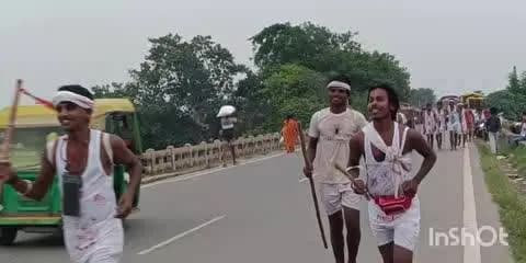 दनियावां: दनियावां बोल बम कावरिया शिविर द्वारा कावरियों के बीच फल, जूस और रस बांटा गया