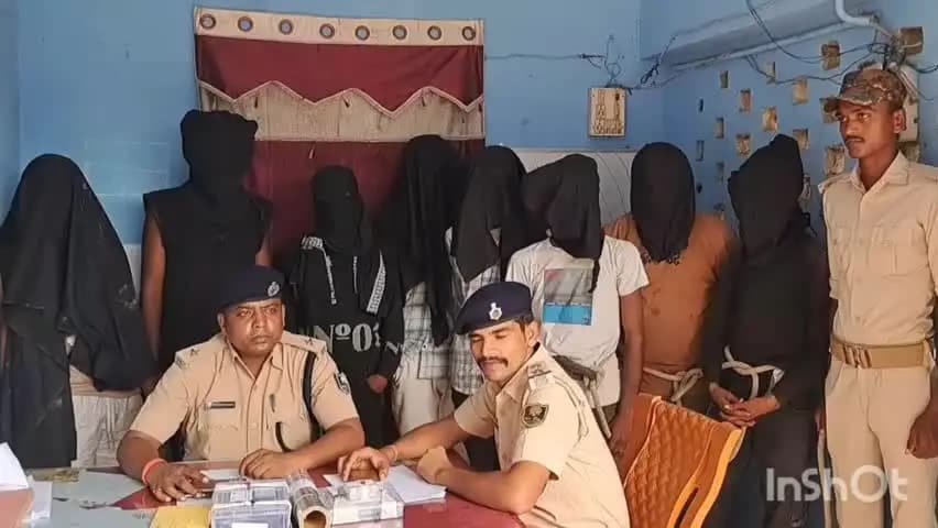 उदाकिशुनगंज: उदाकिशुनगंज के चौसा में पुलिस ने 8 तस्करों को नगद और स्मैक के साथ किया गिरफ्तार
