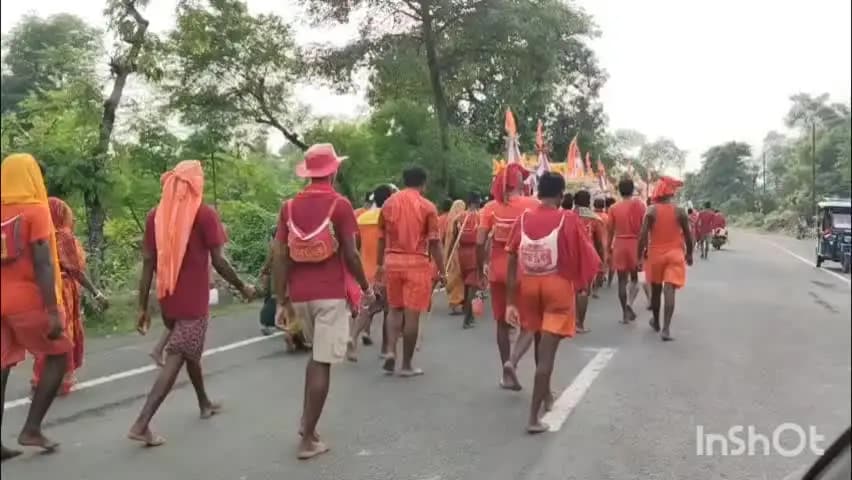 पुरैनी: पुरैनी प्रखंड की सड़कों पर देखने को मिला कावड़ियों का हुजूम, 71 फीट के कांवड़ को लेकर सिंघेश्वर में करेंगे जलार्पण।