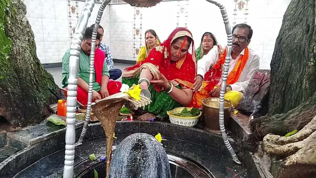 समाजसेवी अरुण नारायण सिंह ने बुढ़ा महादेव मंदिर पोटरो में भेंट की पीतल की बासुकी नाग, विधिवत् हुआ पूजा अर्चना।