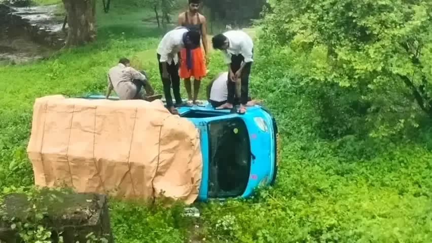 मिर्ज़ापुर: देहात कोतवाली थाना क्षेत्र में मैजिक पलटने के बाद 5 फीट गहरी खाई में गिरी, मैजिक पर सवार 3 लोग बाल-बाल बचे