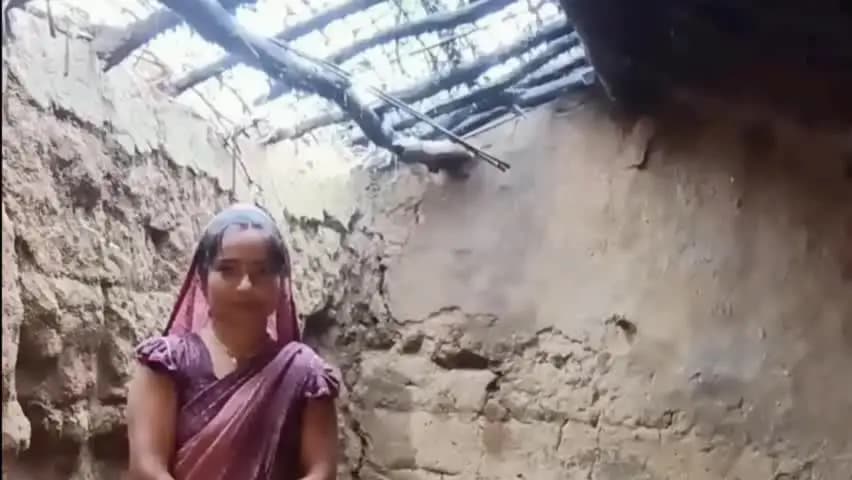 मड़िहान: मड़िहान थाना क्षेत्र में मूसलाधार बारिश से कच्चा मकान ढहा, परिवार के सदस्य बाल-बाल बचे, घरेलू सामान मलबे में दबा