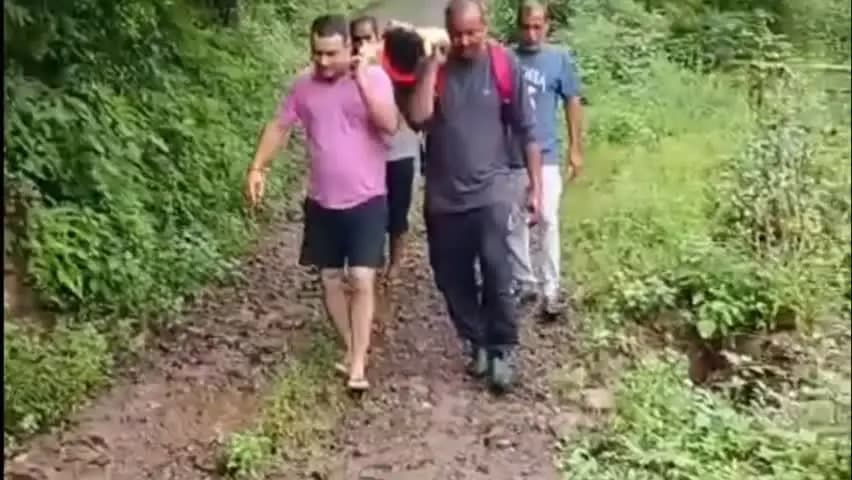 लडभड़ोल: दरोब में पुल न होने का दंश, घायल को पालकी में उठाकर मुख्य सड़क तक पहुंचाया, ग्रामीणों में रोष