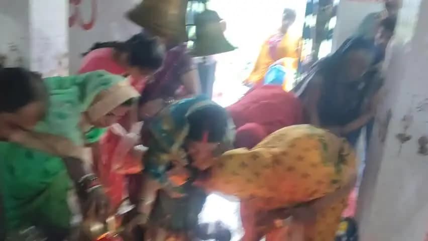 सेमरिया: ग्राम सुकवार में सावन मास के अंतिम सोमवार पर श्रद्धालुओं की उमड़ी भीड़