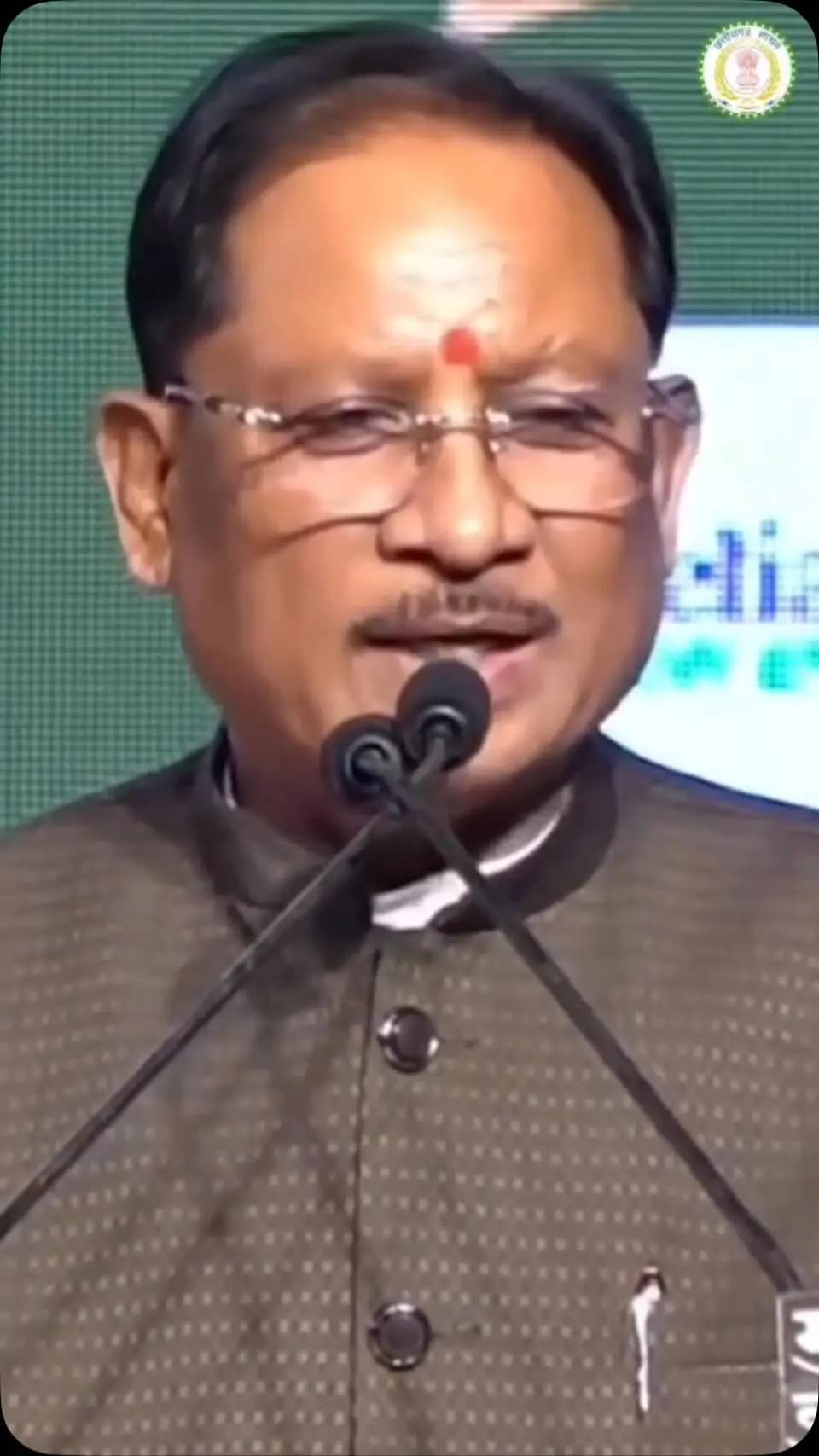 मुख्यमंत्री श्री विष्णु देव साय द्वारा वंदे मातरम संकुल संगठन, कवर्धा की बिहान महिला समूह की सदस्यों को प्रदेश में प्राकृतिक ऊर्जा के क्षेत्र में पहला सोलर पैनल स्थापित कर आजीविका संवर्धन एवं महिला सशक्तिकरण के लिए राज्य स्तरीय कार्यक्रम में सम्मानित किया गया।