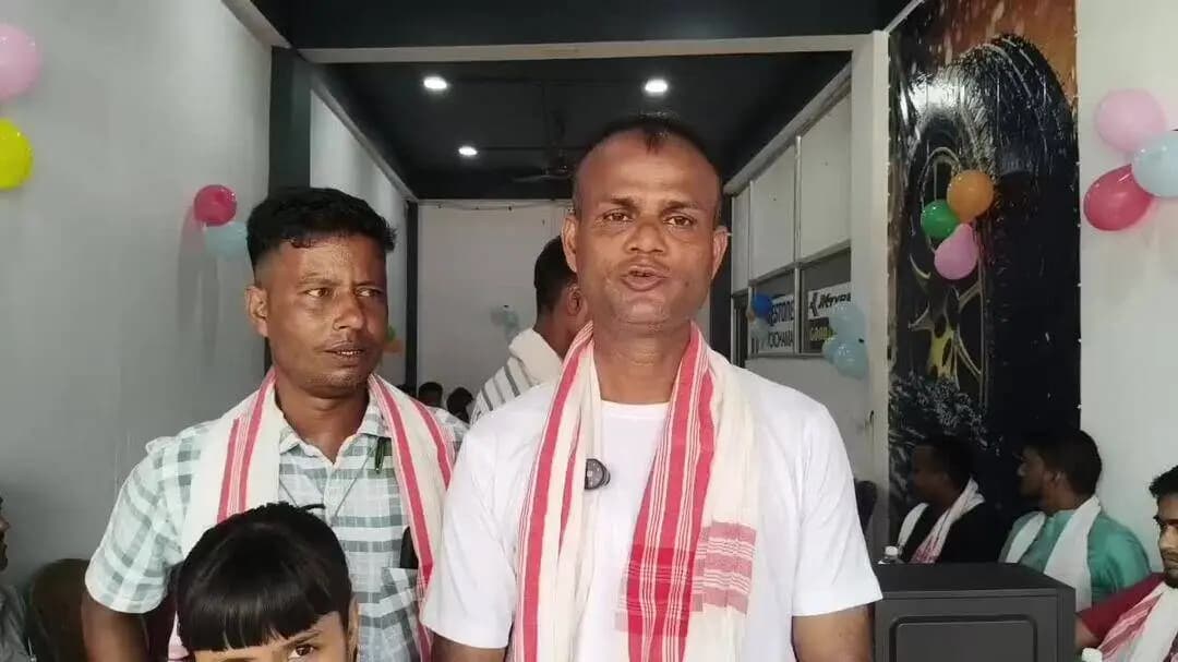 বিলাসীপাৰা ভাগ: বিলাসীপাৰাৰ সূৰ্যখাতাত প্ৰধান মন্ত্ৰী সূৰ্য্য ঘৰৰ ছোলাৰ কাৰ্যালয় মুকলি সন্দৰ্ভত স্বত্বাধিকাৰীৰ প্ৰতিক্ৰিয়া।