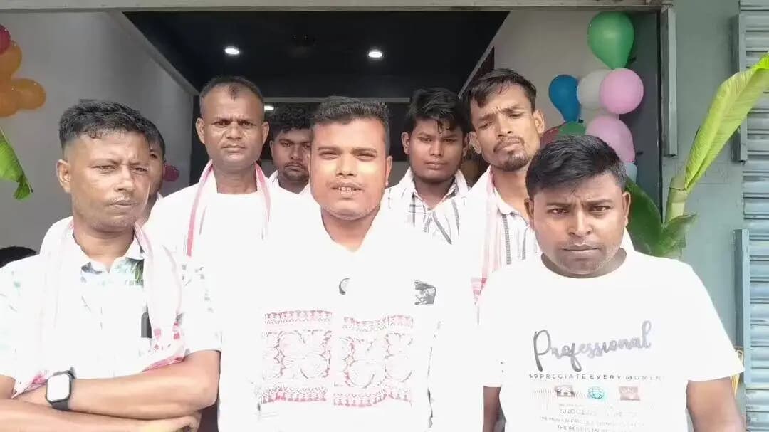 বিলাসীপাৰা ভাগ: বিলাসীপাৰাৰ সূৰ্যখাতাত প্ৰধান মন্ত্ৰী সূৰ্য্য ঘৰৰ ছোলাৰ কাৰ্যালয় মুকলি সন্দৰ্ভত সচেতন ব্যক্তিৰ প্ৰতিক্ৰিয়া।