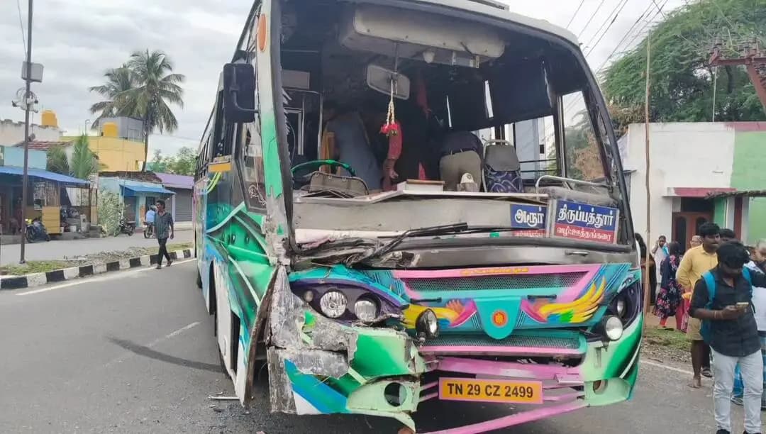திருப்பத்தூர்: அண்ணா நகர் பகுதியில் தனியார் பேருந்து கல்லூரி பேருந்தும் மோதி விபத்து, போலிசார் விசாரணை