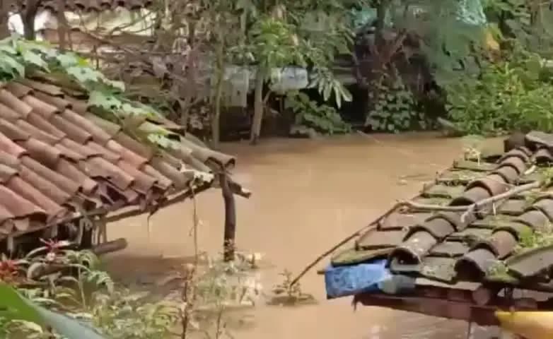 डिंडौरी: बरबसपुर और परसेल गांव में तुराड़ नदी का पानी घुसने से घर-गृहस्थी का सामान बर्बाद, ग्रामीण परेशान