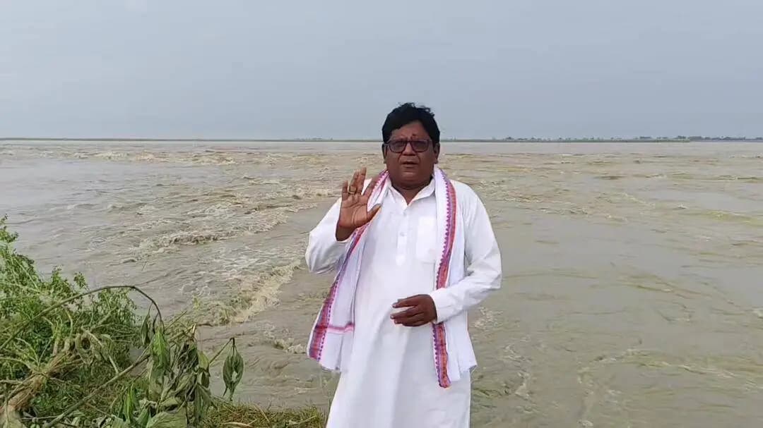 घूरन गांव में कटाव तेज हो रहा है सरकार से मदद की पुकार समस्त ग्रामीण घूरन पंचायत