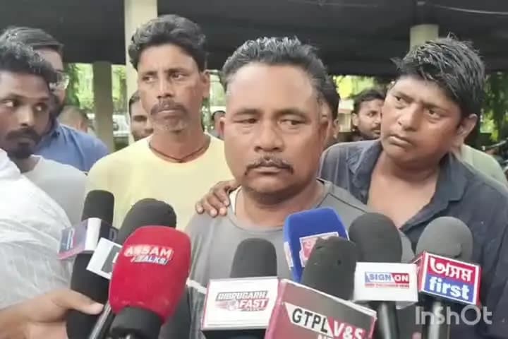 পূব ডিব্ৰুগড়: ঠিকাভিত্তিক চাফাই কৰ্মচাৰীৰ
প্ৰতিবাদত উত্তাল অসম চিকিৎসা মহাবিদ্যালয়
মজুৰি বৃদ্ধি কৰা দাবীত এই প্ৰতিবাদ