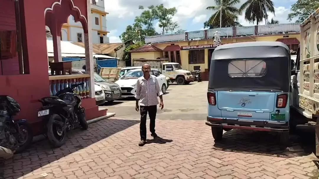 বিশালগড়: মুরগি নিয়ে প্রতিবেশীকে মারার অভিযোগ এক ব্যক্তির বিরুদ্ধে ঘটনা পূর্ব লক্ষীবিল