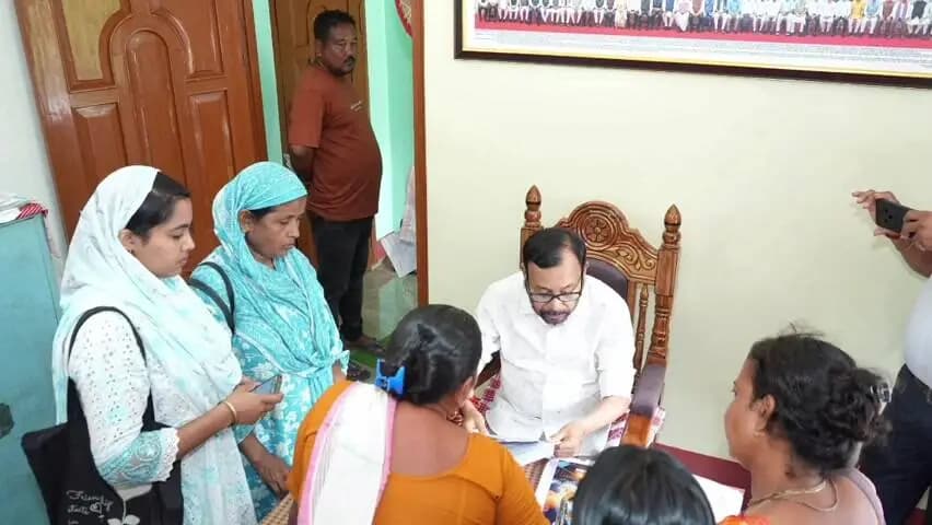 সৃজনগ্ৰাম: অভয়াপুৰীত ৰাইজৰ বিভিন্ন সমস্যা লৈ মত বিনিময় কৰে বিধায়ক ভূপেন ৰায়ে